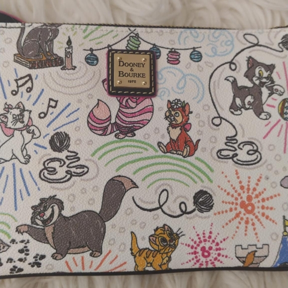 💖FIRM! NWT DISNEY PARKS X DOONEY AND BOURKE DISNEY CATS SKETCH WRISTLET - Picture 3 of 15